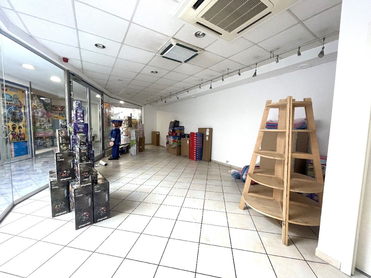 Lichtdurchfluetete Gewerbefläche in der Shoppingmeile zu vermieten!
Optimal für Bäckereien/Cafés!