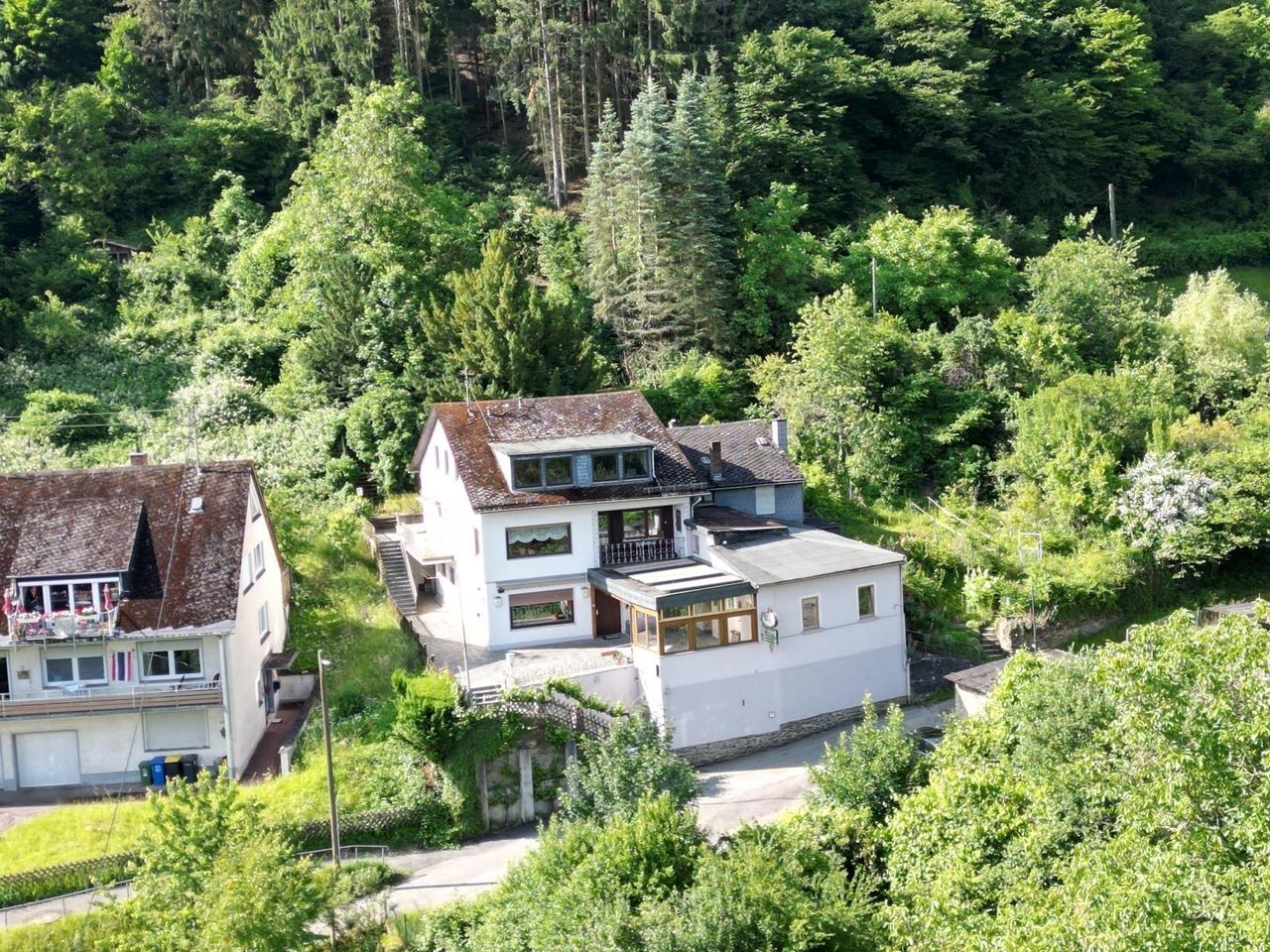 MFH mit ehem.Gaststätte u. Wohneinheiten m. großer Waldfläche in Boppard zum Kauf
Sofort verfügbar!