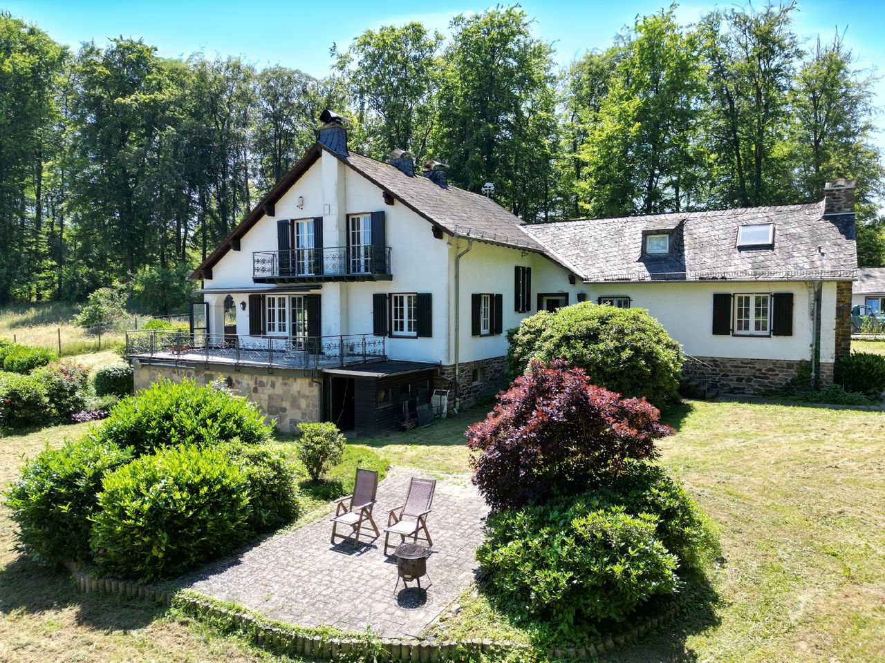 Exklusives Landhaus mit Pool und Wellnessbereich in idyllischer Alleinlage!
Ab Sofort bezugsfrei!