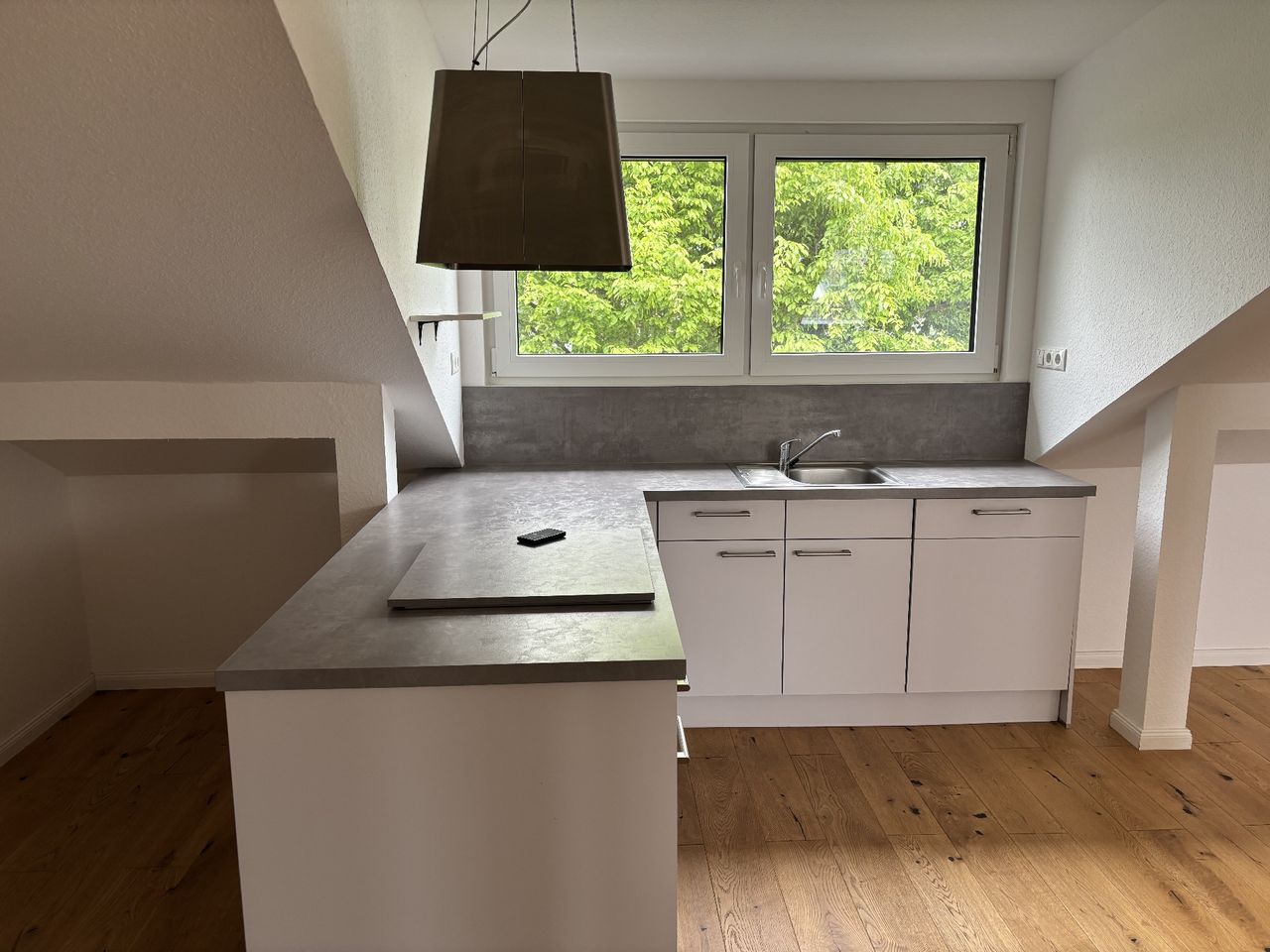 Moderne Dachgeschosswohnung mit Loggia und Einbauküche in guter Lage!
Sofort Verfügbar