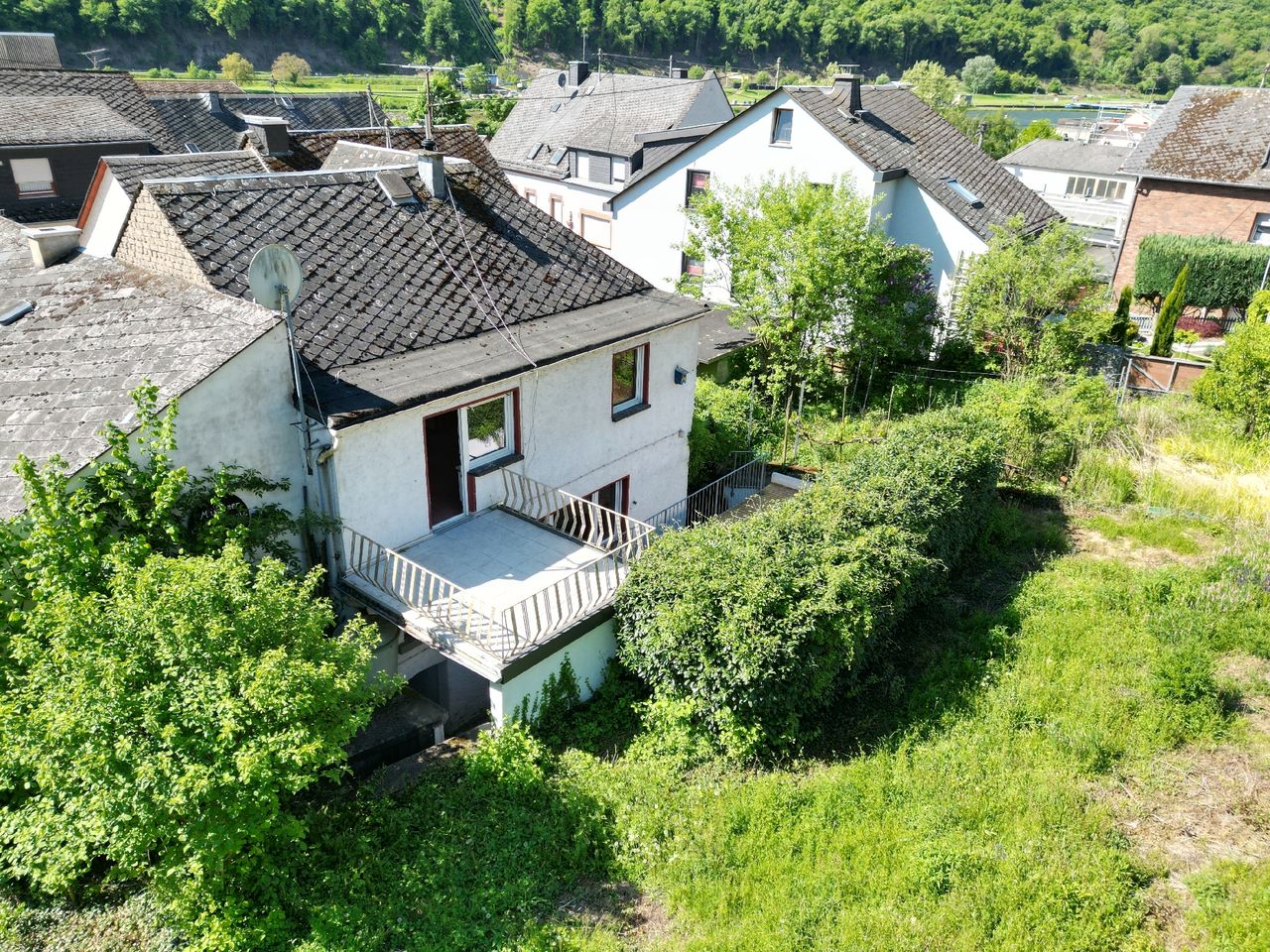Renovierungsbedürftiges Einfamilienhaus mit Balkon, Terrasse, Innenhof, Garage  und  großem Grundstück!