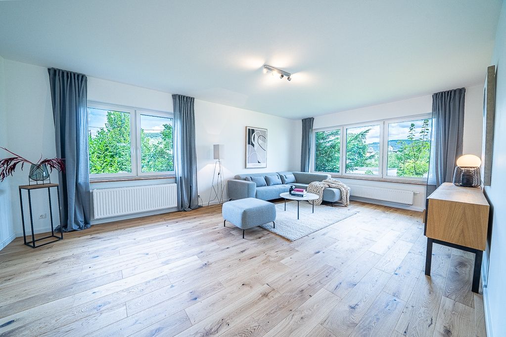 Top sanierte 3-Zimmer-DG-Wohnung mit 2 sonnigen Balkonen!
Sofort bezugsfrei!