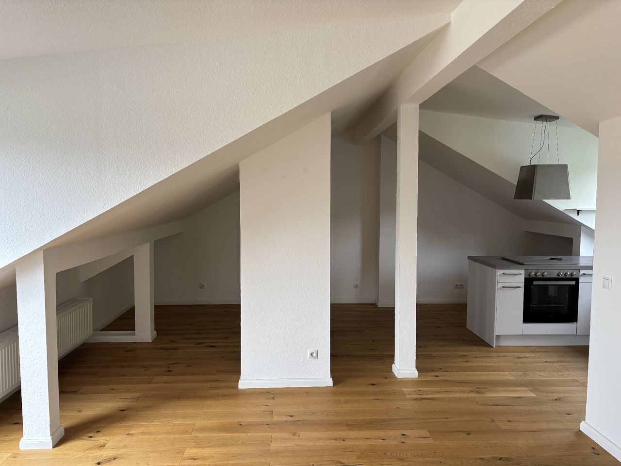 Renovierte Dachgeschosswohnung mit Loggia und Einbauküche in guter Lage!
Ab sofort