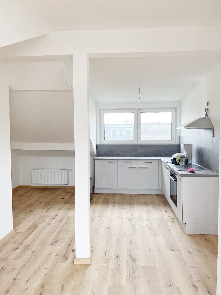 Lichtdurchflutete Wohnung, neu saniert, mit Balkon  und  Einbauküche! Ab 01.12.2025