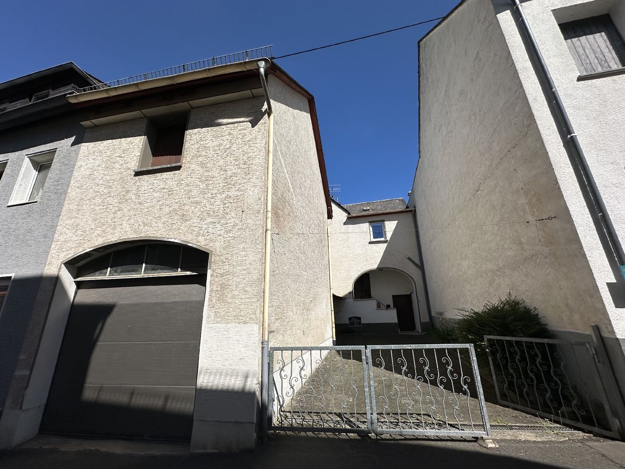 Renovierungsbedürftiges Einfamilienhaus mit Balkon, Terrasse, Innenhof, Garage  und  großem Grundstück!