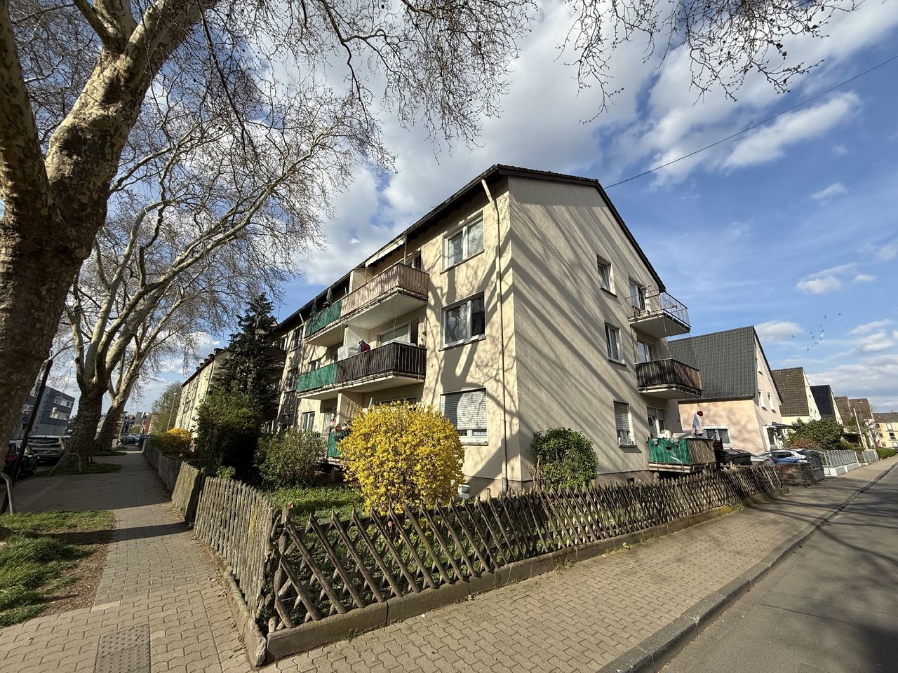 Großzügige Hochparterrewohnung mit Balkon * Koblenz-Rauental!
Bezugsfrei ab 01.6.2025!