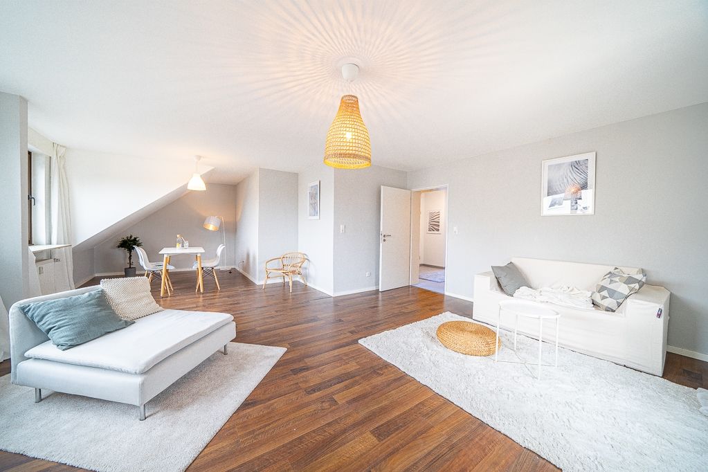 Helle Etagenwohnung mit Balkon zu verkaufen!
Ab sofort!