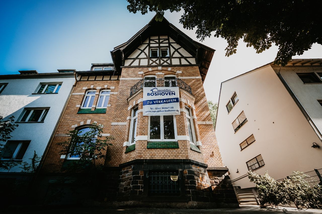 Reizvolles Mehrfamilienhaus in südlicher Vorstadt mit grandiosem Rheinblick!
Sanierungsbedürftig!